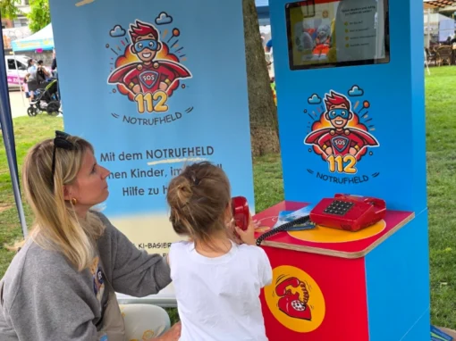 128 Kinder üben den Notruf beim Kinderfest auf dem Kranzplatz in Wiesbaden